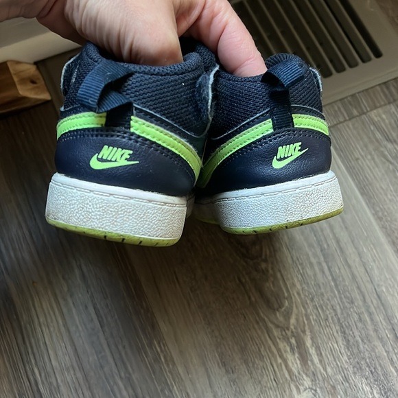 Nikes size 8 - Picture 3 of 5